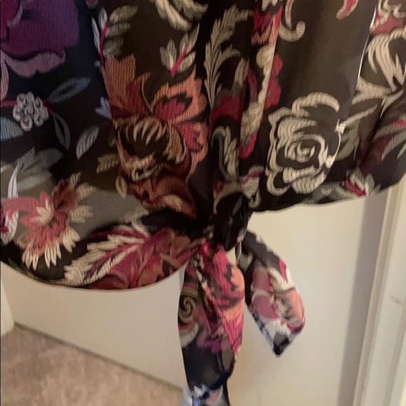 AGB Woman floral blouse - Picture 3 of 5